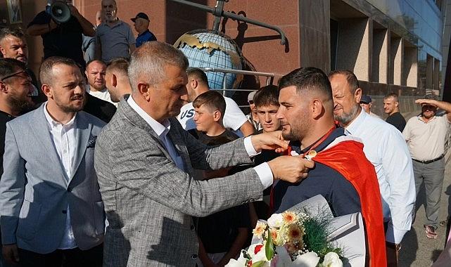 Gölcük Belediyesi Başpehlivanına Kutlama Gölcük Belediyesi Başpehlivanına Kutlama