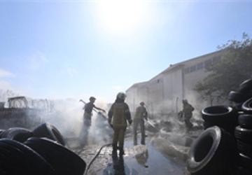 İzmir İtfaiyesi lastik deposu çevresindeki yangını söndürdü