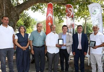 Osmangazi'nin gönüllü temizlik elçilerine teşekkür plaketi