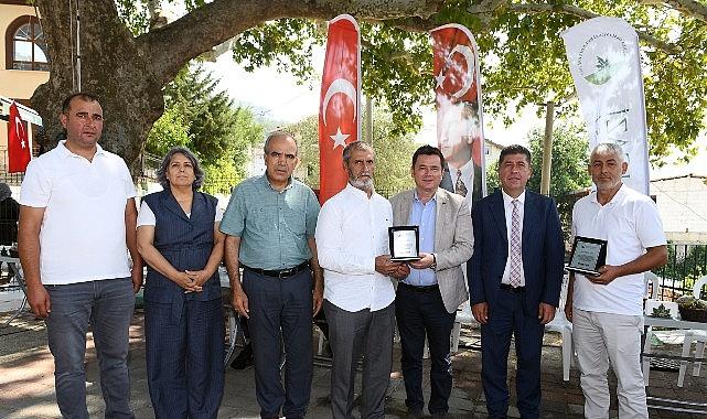 Osmangazi'nin gönüllü temizlik elçilerine teşekkür plaketi Osmangazi'nin gönüllü temizlik elçilerine teşekkür plaketi