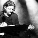 Emre Çakmakoğlu'ndan yeni tekli: Tam da Yeri