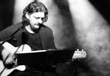 Emre Çakmakoğlu'ndan yeni tekli: Tam da Yeri