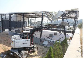 Kayapa'da iki kaçak yapı yıkıldı