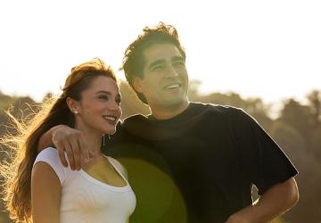 Mert Ramazan Demir ve Miray Daner'i Başrollerinde Buluşturan 'Bize Bi'Şey Olmaz' Dizisinden İlk Kare Yayınlandı