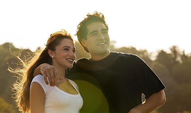 Mert Ramazan Demir ve Miray Daner'i Başrollerinde Buluşturan 'Bize Bi'Şey Olmaz' Dizisinden İlk Kare Yayınlandı