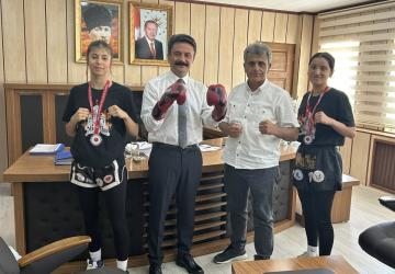 Şampiyon sporcular Besni Kaymakamı Aslan’ı ziyaret