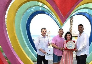 20 yıldır Kemer'e gelen Finli çifte teşekkür plaketi