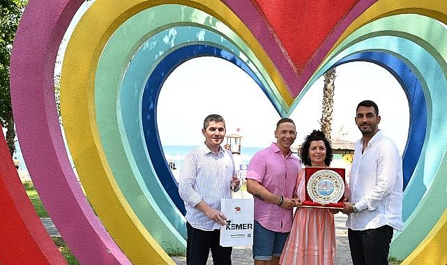 20 yıldır Kemer'e gelen Finli çifte teşekkür plaketi 20 yıldır Kemer'e gelen Finli çifte teşekkür plaketi