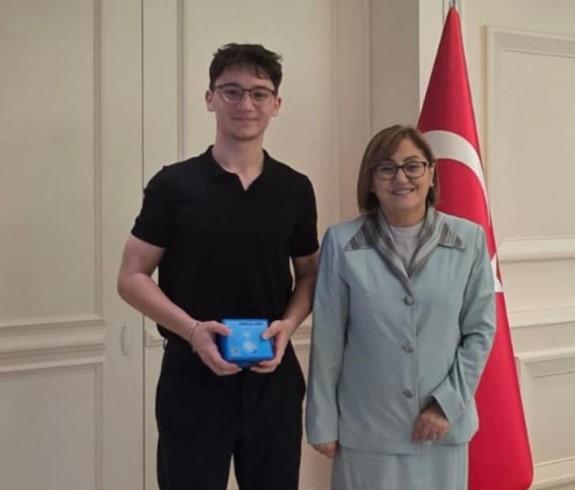 Başkan Şahin, Su Sızıntılarına Akıllı Çözüm Üreten Genç Mucidi Konuk Etti Başkan Şahin, Su Sızıntılarına Akıllı Çözüm Üreten Genç Mucidi Konuk Etti