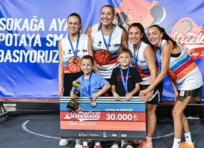 3x3 Streetball İzmir Cup 2025’te Şampiyonlar Ödüllerini Aldı 3x3 Streetball İzmir Cup 2025’te Şampiyonlar Ödüllerini Aldı
