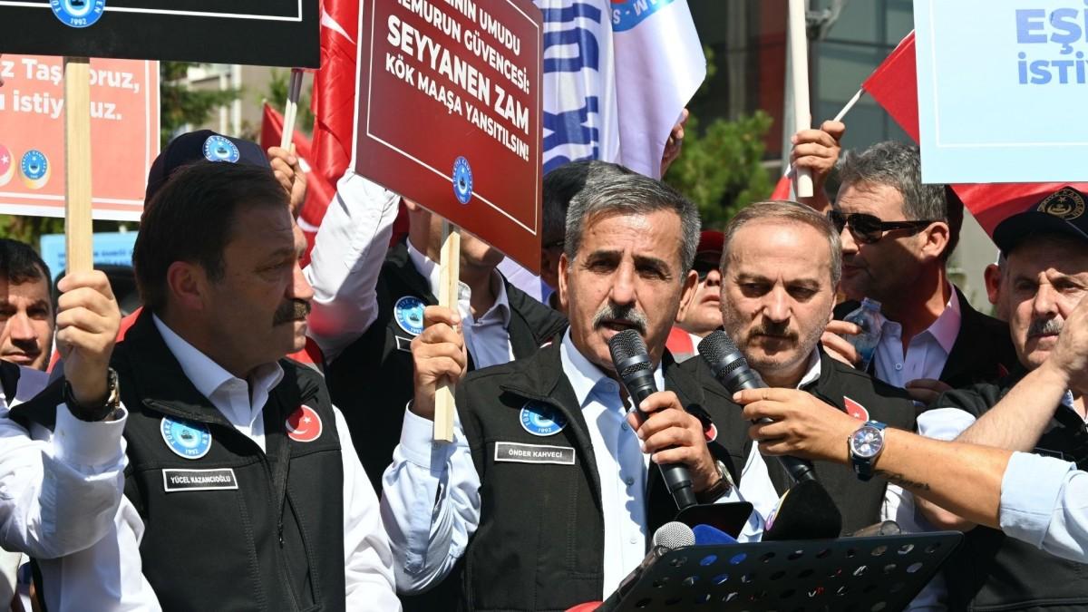 Kamu-Sen iş bırakma eylemi yaptı: ‘Bize masa başı rakam değil, alın terimizin karşılığı gerekiyor’ Kamu-Sen iş bırakma eylemi yaptı: ‘Bize masa başı rakam değil, alın terimizin karşılığı gerekiyor’