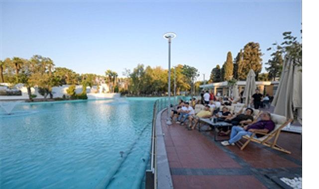 İzmirliler yenilenen Göl Gazinosu'na akın etti