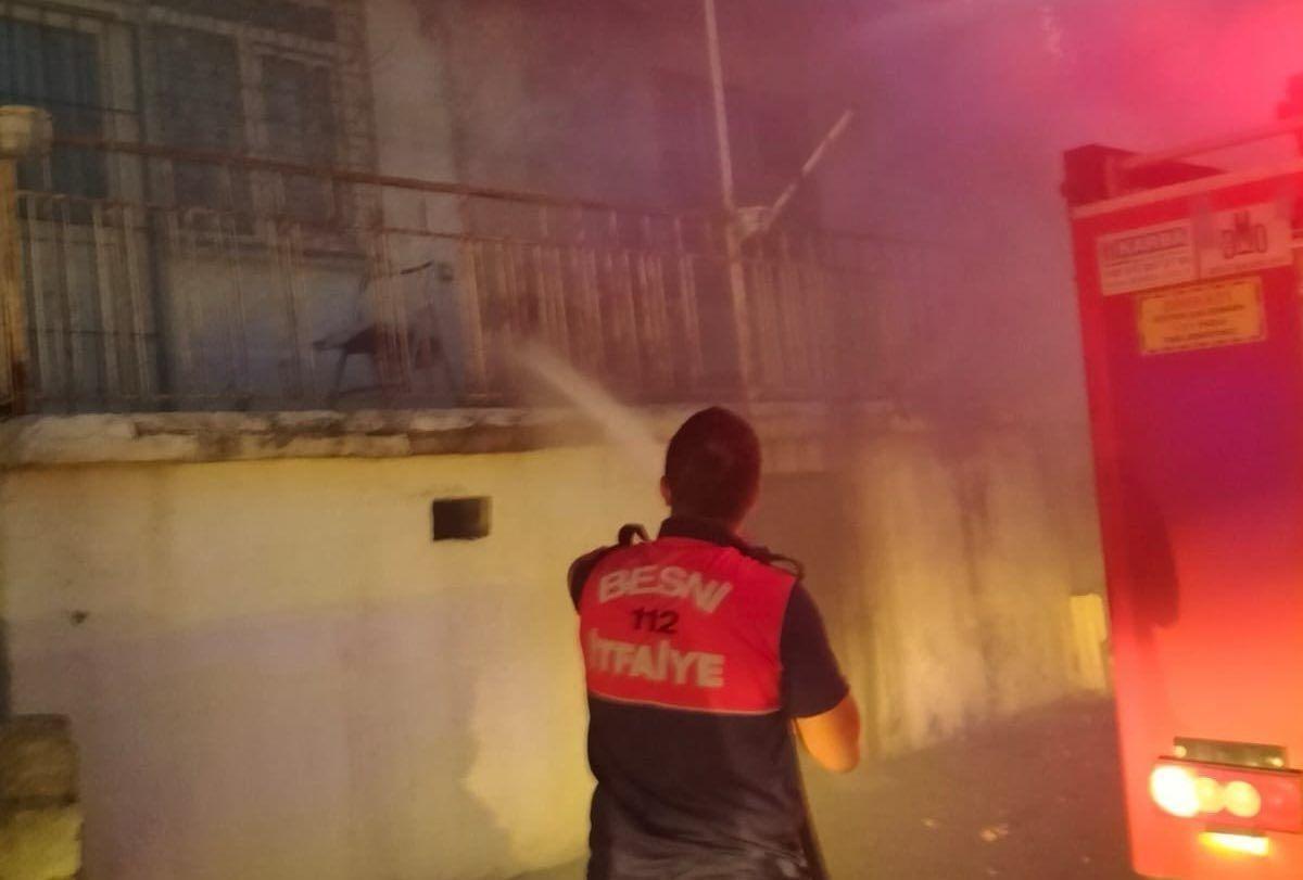 Besni’de, evde çıkan yangın kontrol altına alındı