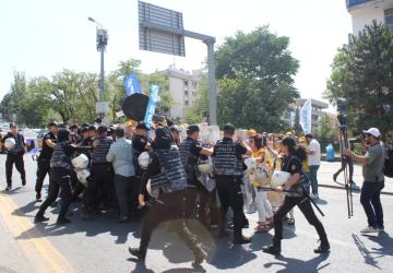 KESK’ten İsrail protestosu: Büyükelçilik konutu önüne siyah çelenk ve çocuk oyuncakları bırakıldı
