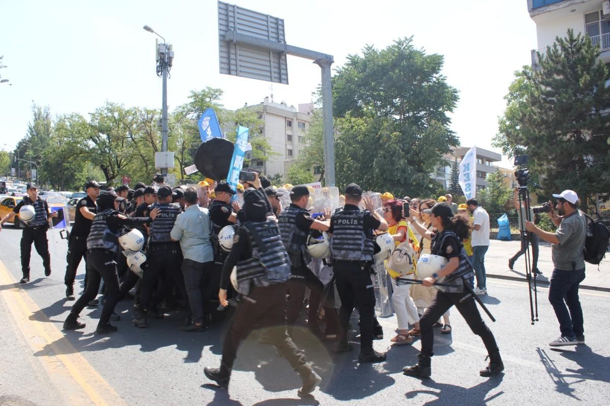KESK’ten İsrail protestosu: Büyükelçilik konutu önüne siyah çelenk ve çocuk oyuncakları bırakıldı KESK’ten İsrail protestosu: Büyükelçilik konutu önüne siyah çelenk ve çocuk oyuncakları bırakıldı