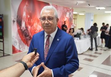 EÜ'de Rektör Prof. Dr. Budak çiçeği burnunda Egelilerin kayıt heyecanına ortak oldu