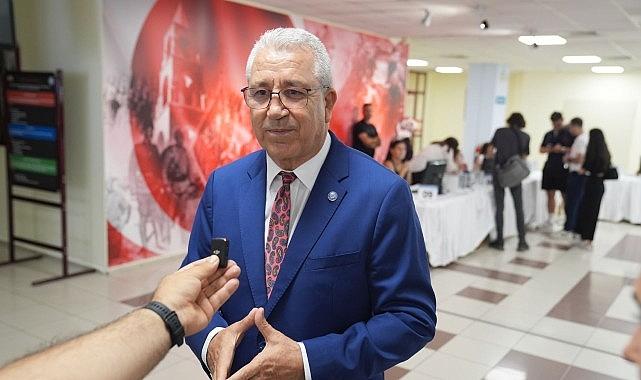 EÜ'de Rektör Prof. Dr. Budak çiçeği burnunda Egelilerin kayıt heyecanına ortak oldu