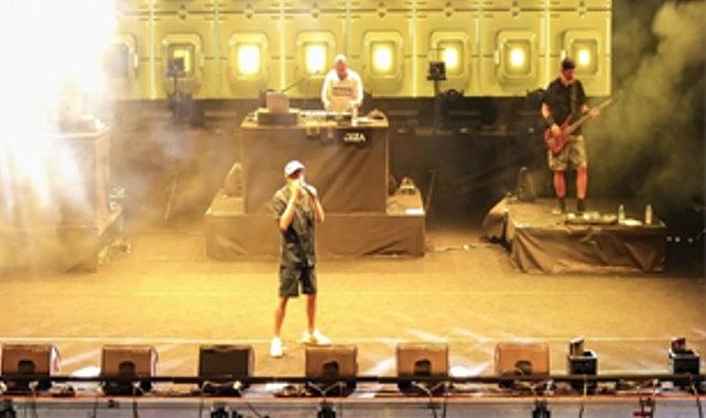 Ceza, İzmir'den barış mesajı verdi Ceza, İzmir'den barış mesajı verdi