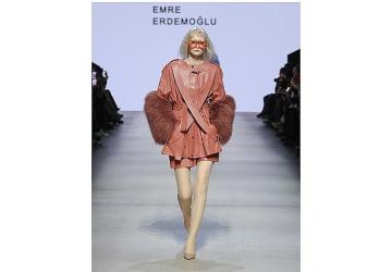 Cennetin Batısında, Kadının Devrimi Başlıyor