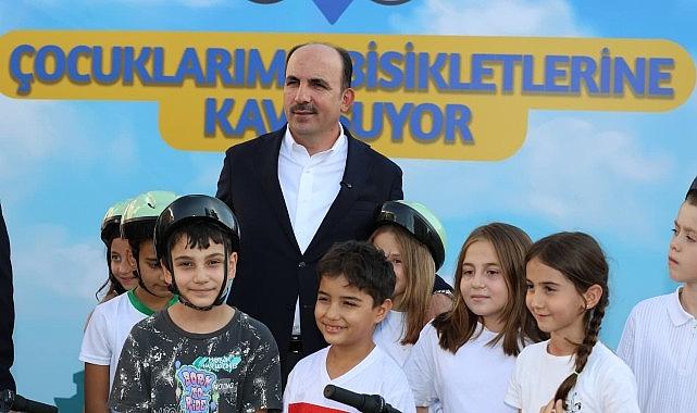 Başkan Altay 40 Gün Sabah Namazına Giderek Bisiklet Kazanan Çocuklarla Buluştu Başkan Altay 40 Gün Sabah Namazına Giderek Bisiklet Kazanan Çocuklarla Buluştu