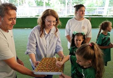 Abiş, minik sporcular ve anneleriyle sahada buluştu