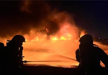 İzmir İtfaiyesi fabrikayı saran alevleri söndürdü