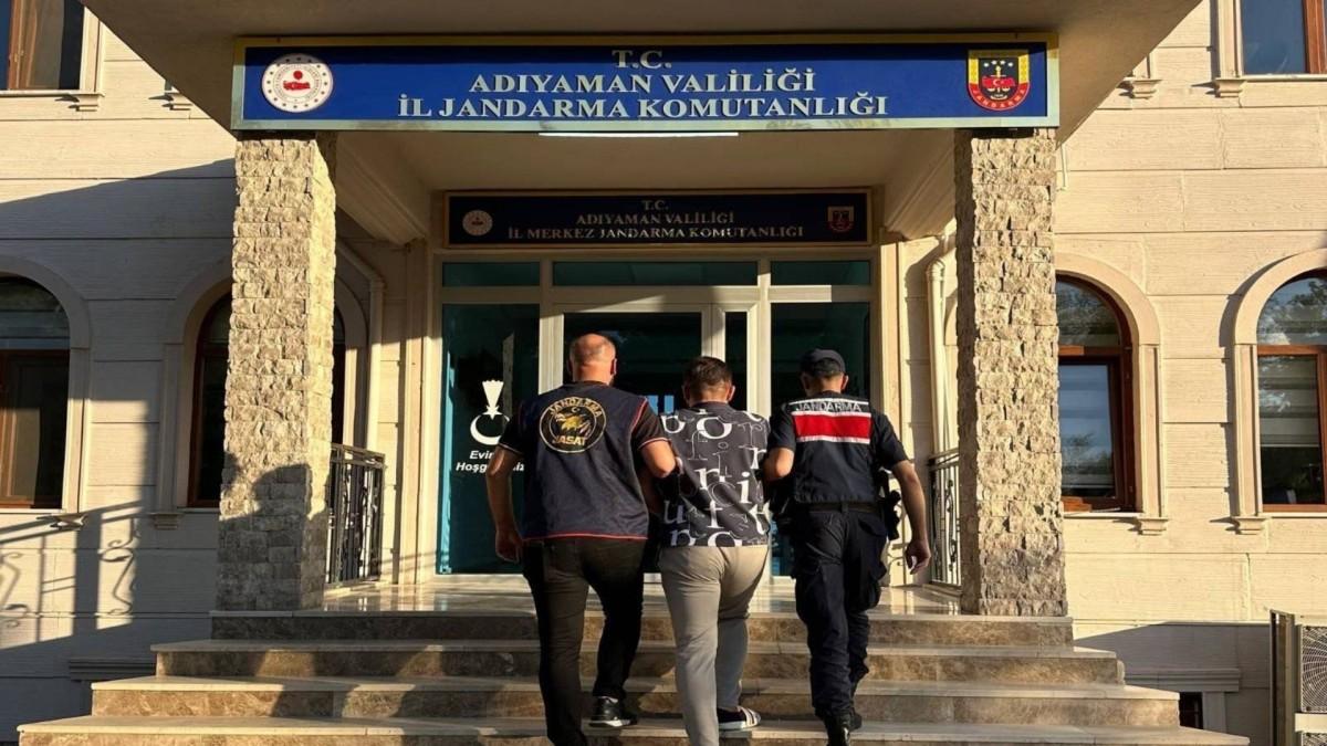 Adıyaman’da jandarmadan başarılı operasyon: 9 yıl 10 ay hapis cezası bulunan firari yakalandı Adıyaman’da jandarmadan başarılı operasyon: 9 yıl 10 ay hapis cezası bulunan firari yakalandı