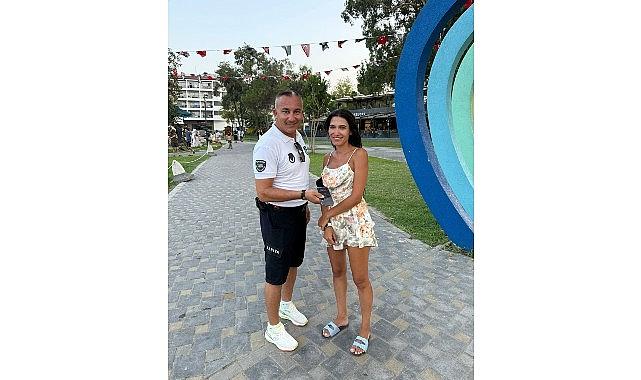 Kaybolan telefon sahibine teslim edildi Kaybolan telefon sahibine teslim edildi