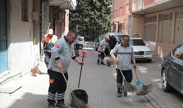 Zeytinburnu Sokaklarında Serinleten Yaz Temizliği Zeytinburnu Sokaklarında Serinleten Yaz Temizliği