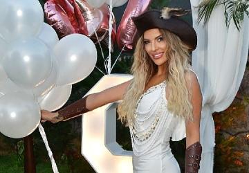 Sunucu ve Eski Türkiye Güzeli Simge Tertemiz, 38. Yaşını Yeni Evinde Kutladı!