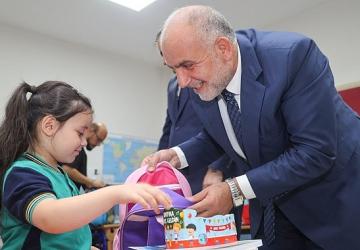Canik Belediyesi Okula Başlayan Tüm Öğrencilerin Çanta ve Kırtasiye Setlerini Teslim Etti