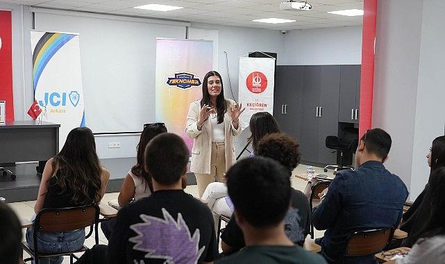Gençler Yapay Zeka ile Geleceğe Hazırlanıyor Gençler Yapay Zeka ile Geleceğe Hazırlanıyor