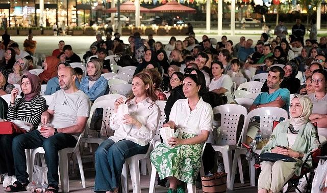 "Gülen Gözler" Milli İrade Meydanı'nda keyif verdi "Gülen Gözler" Milli İrade Meydanı'nda keyif verdi