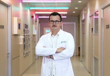 Cep telefonu kamburluğu: Yeni neslin sessiz tehlikesi!