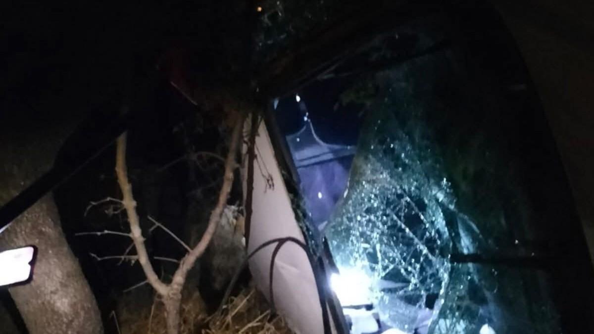 Besni’de sürücünün aracı şarampole uçtu: 2 yaralı