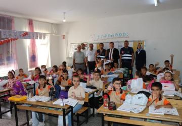 Adıyamanlılar Vakfı’ndan Yahya Kemal İlkokulu öğrencilerine kırtasiye desteği