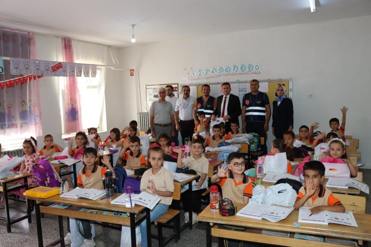 Adıyamanlılar Vakfı’ndan Yahya Kemal İlkokulu öğrencilerine kırtasiye desteği