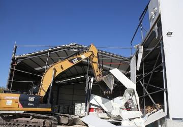 Başköy'de kaçak depo yıkıldı