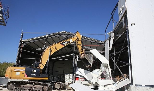 Başköy'de kaçak depo yıkıldı