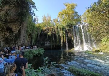 Antalya’nın Ferah Noktası: Düden Şelalesi Ziyaretçileri Çekiyor