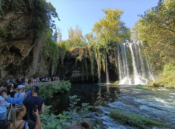 Antalya’nın Ferah Noktası: Düden Şelalesi Ziyaretçileri Çekiyor Antalya’nın Ferah Noktası: Düden Şelalesi Ziyaretçileri Çekiyor