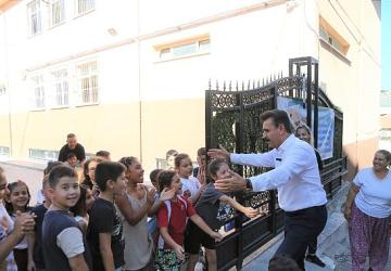 Dikili Belediyesi'nden minik öğrencilere eğitim seti desteği