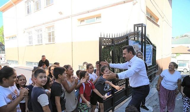 Dikili Belediyesi'nden minik öğrencilere eğitim seti desteği