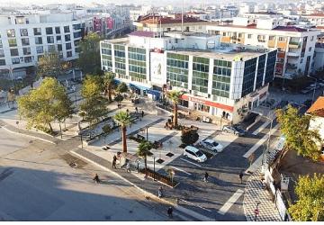 Menderes'in Sanatçı Muhtarı Sahnede