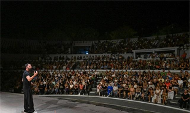 Aşkım Kapışmak ile İzmir Enternasyonal Fuarı'nda kahkaha dolu gece