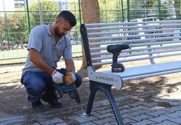 Bayraklı'da parklar yenileniyor