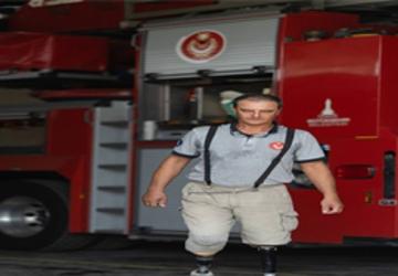 Engelli itfaiyeci çok sevdiği mesleğinden hiç kopmadı