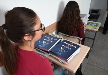 Kurs öğrencilerine ücretsiz kitapları dağıtıldı