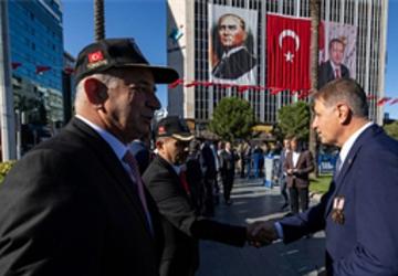 Başkan Tugay gazileri ağırladı