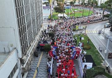 İzmir'de Uluslararası 9 Eylül İzmir Yarı Maratonu renkli görüntülere sahne oldu